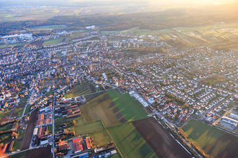 Vue de la ville depuis le nord à Herxheim bei Landau dans le département Rhénanie-Palatinat, Allemagne d'en haut