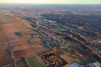 Vue aérienne de Vue du village en hiver depuis l'ouest à Herxheimweyher dans le département Rhénanie-Palatinat, Allemagne