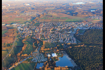 Vue aérienne de Vue de la ville en hiver depuis l'ouest à Rülzheim dans le département Rhénanie-Palatinat, Allemagne