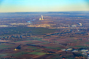 Vue aérienne de Vue de la ville dans la plaine du Rhin en hiver depuis le sud-ouest à Germersheim dans le département Rhénanie-Palatinat, Allemagne