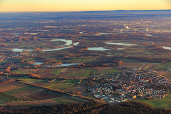 Vue aérienne de Vue d'ensemble de la ville en hiver depuis le nord-ouest à Rheinzabern dans le département Rhénanie-Palatinat, Allemagne
