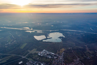 Vue aérienne de Lacs de carrière sur le Rhin à le quartier Liedolsheim in Dettenheim dans le département Bade-Wurtemberg, Allemagne