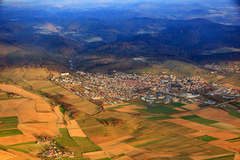 Vue aérienne de Vue de la ville en hiver depuis le sud-est à Bad Bergzabern dans le département Rhénanie-Palatinat, Allemagne