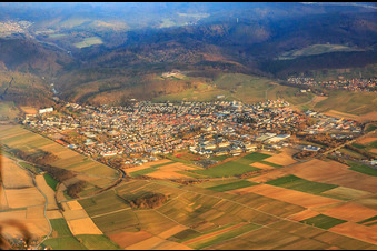 Vue aérienne de Vue de la ville en hiver depuis le sud-est à Bad Bergzabern dans le département Rhénanie-Palatinat, Allemagne