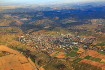 Vue aérienne de Vue d'ensemble de la ville en hiver depuis le sud-est à Bad Bergzabern dans le département Rhénanie-Palatinat, Allemagne