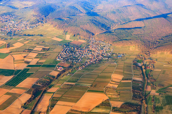 Vue aérienne de Vue d'ensemble du village en hiver depuis l'est à Oberotterbach dans le département Rhénanie-Palatinat, Allemagne