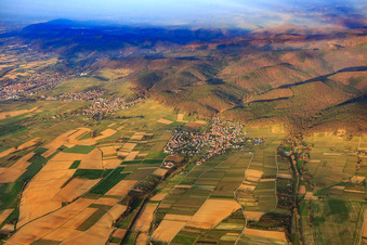 Vue aérienne de Vue d'ensemble du village en hiver depuis le nord-est à Oberotterbach dans le département Rhénanie-Palatinat, Allemagne
