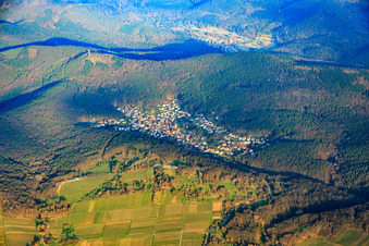 Vue aérienne de Vue d'ensemble du village dans la forêt du Palatinat en hiver depuis l'est à Dörrenbach dans le département Rhénanie-Palatinat, Allemagne