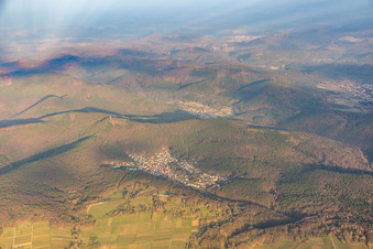 Vue aérienne de Paysage forestier et montagneux de la forêt du sud du Palatinat à Dörrenbach dans le département Rhénanie-Palatinat, Allemagne