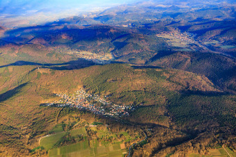Vue aérienne de Vue d'ensemble du village dans la forêt du Palatinat en hiver depuis l'est à Dörrenbach dans le département Rhénanie-Palatinat, Allemagne