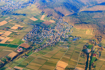 Vue aérienne de Vue d'ensemble du village à la lisière de la forêt du Palatinat en hiver depuis le nord-est à Oberotterbach dans le département Rhénanie-Palatinat, Allemagne