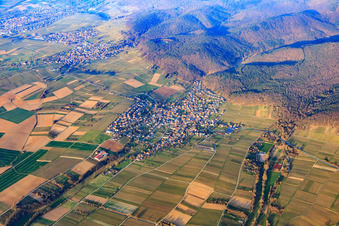 Vue aérienne de Vue d'ensemble du village à la lisière de la forêt du Palatinat en hiver depuis le nord-est à Oberotterbach dans le département Rhénanie-Palatinat, Allemagne