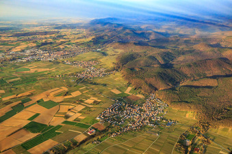 Photographie aérienne de Vue d'ensemble du village à la lisière de la forêt du Palatinat en hiver depuis le nord-est à Oberotterbach dans le département Rhénanie-Palatinat, Allemagne