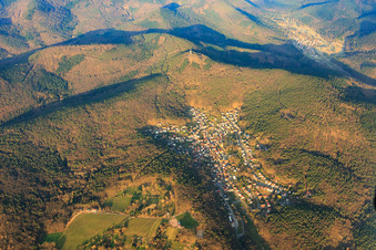 Photographie aérienne de Vue d'ensemble du village dans la forêt du Palatinat en hiver depuis l'est à Dörrenbach dans le département Rhénanie-Palatinat, Allemagne