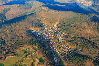 Vue oblique de Vue d'ensemble du village dans la forêt du Palatinat en hiver depuis l'est à Dörrenbach dans le département Rhénanie-Palatinat, Allemagne