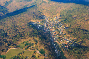 Vue d'ensemble du village dans la forêt du Palatinat en hiver depuis l'est à Dörrenbach dans le département Rhénanie-Palatinat, Allemagne d'en haut