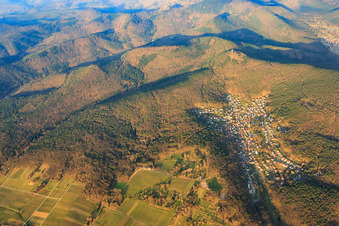 Vue d'ensemble du village dans la forêt du Palatinat en hiver depuis l'est à Dörrenbach dans le département Rhénanie-Palatinat, Allemagne hors des airs