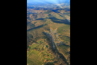 Vue d'ensemble du village dans la forêt du Palatinat en hiver depuis l'est à Dörrenbach dans le département Rhénanie-Palatinat, Allemagne vue d'en haut