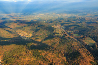 Vue aérienne de Vue du village dans la forêt du Palatinat en hiver depuis l'est à Böllenborn dans le département Rhénanie-Palatinat, Allemagne
