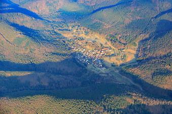 Vue aérienne de Vue du village dans la forêt du Palatinat en hiver depuis l'est à Böllenborn dans le département Rhénanie-Palatinat, Allemagne