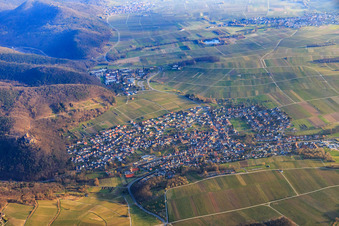 Vue aérienne de Vue d'ensemble du village à la lisière de la forêt du Palatinat en hiver depuis le sud à Klingenmünster dans le département Rhénanie-Palatinat, Allemagne