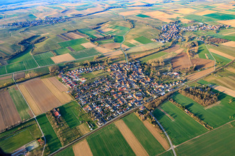 Vue aérienne de Vue d'ensemble du village en hiver depuis le nord à Barbelroth dans le département Rhénanie-Palatinat, Allemagne