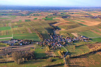 Vue d'ensemble du village en hiver depuis le nord à Hergersweiler dans le département Rhénanie-Palatinat, Allemagne hors des airs
