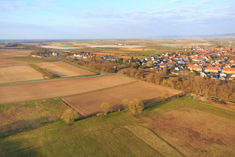 Vue aérienne de Le long de la voie ferrée en hiver à Winden dans le département Rhénanie-Palatinat, Allemagne