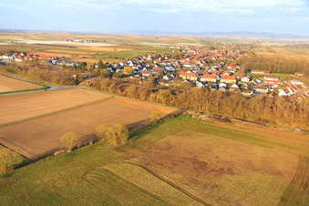 Vue aérienne de Le long de la voie ferrée en hiver à Winden dans le département Rhénanie-Palatinat, Allemagne