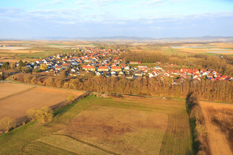 Photographie aérienne de Le long de la voie ferrée en hiver à Winden dans le département Rhénanie-Palatinat, Allemagne