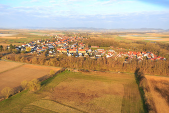Vue oblique de Le long de la voie ferrée en hiver à Winden dans le département Rhénanie-Palatinat, Allemagne