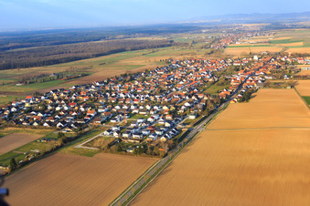 Vue aérienne de Vue d'ensemble du village en hiver sur la B427 depuis l'est à Minfeld dans le département Rhénanie-Palatinat, Allemagne