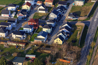 Nouvelle zone de développement de Holderbusch vue du nord-est à Minfeld dans le département Rhénanie-Palatinat, Allemagne hors des airs