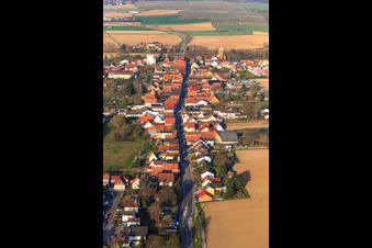 Photographie aérienne de Rue principale vue de l'est à Minfeld dans le département Rhénanie-Palatinat, Allemagne
