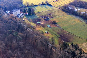 Photographie aérienne de Poulailler Mobeler de l'élevage de poulets biologiques de Hofladen Stoltz à Hardtmühle à Kandel dans le département Rhénanie-Palatinat, Allemagne