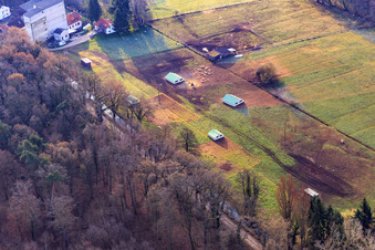 Vue oblique de Poulailler Mobeler de l'élevage de poulets biologiques de Hofladen Stoltz à Hardtmühle à Kandel dans le département Rhénanie-Palatinat, Allemagne