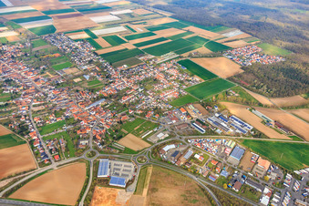 Vue aérienne de Vue d'ensemble de la ville en hiver depuis le sud-est à Schwegenheim dans le département Rhénanie-Palatinat, Allemagne