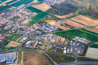 Vue aérienne de Zone commerciale Speyerer Straße sur la B9 à Schwegenheim dans le département Rhénanie-Palatinat, Allemagne