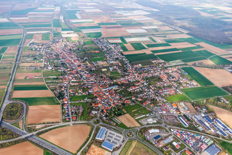 Vue aérienne de Vue des rues et des maisons dans les quartiers résidentiels à Schwegenheim dans le département Rhénanie-Palatinat, Allemagne