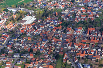 Vue aérienne de Église catholique Saint-Jean-Baptiste à Harthausen dans le département Rhénanie-Palatinat, Allemagne