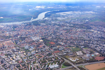 Vue aérienne de Vue de la ville en hiver depuis l'ouest à Speyer dans le département Rhénanie-Palatinat, Allemagne