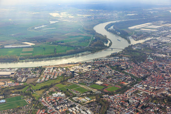 Vue aérienne de Hafenstraße sur la rive du Rhin depuis l'ouest à Speyer dans le département Rhénanie-Palatinat, Allemagne