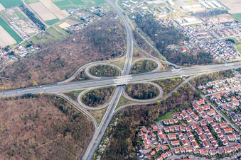 Vue aérienne de Acheminement du trafic et voies du tracé routier à la jonction autoroutière des BAB A61 et B9 à le quartier Rinkenbergerhof in Speyer dans le département Rhénanie-Palatinat, Allemagne