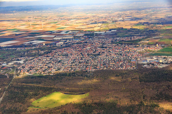 Vue aérienne de Vue de la ville depuis le sud-est à Schifferstadt dans le département Rhénanie-Palatinat, Allemagne