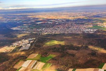 Vue aérienne de Vue de la ville depuis le sud-est à Schifferstadt dans le département Rhénanie-Palatinat, Allemagne