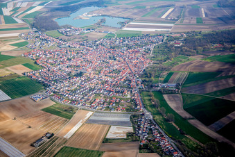 Vue aérienne de Vue des rues et des maisons dans les quartiers résidentiels à Waldsee dans le département Rhénanie-Palatinat, Allemagne