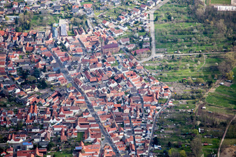 Vue aérienne de Vue des rues et des maisons dans les quartiers résidentiels à Waldsee dans le département Rhénanie-Palatinat, Allemagne
