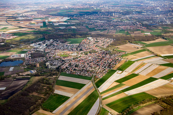 Vue aérienne de Neuhofen dans le département Rhénanie-Palatinat, Allemagne