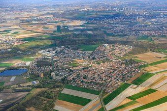 Vue aérienne de Vue de la ville depuis le sud à Neuhofen dans le département Rhénanie-Palatinat, Allemagne