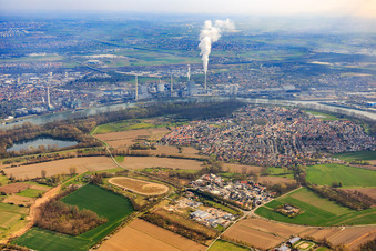 Vue aérienne de Vue d'ensemble de la ville avec la zone commerciale de In d. Kehl et Im Ried sur le circuit de course sur sable du Motorsport Club Altrip eV à Altrip dans le département Rhénanie-Palatinat, Allemagne